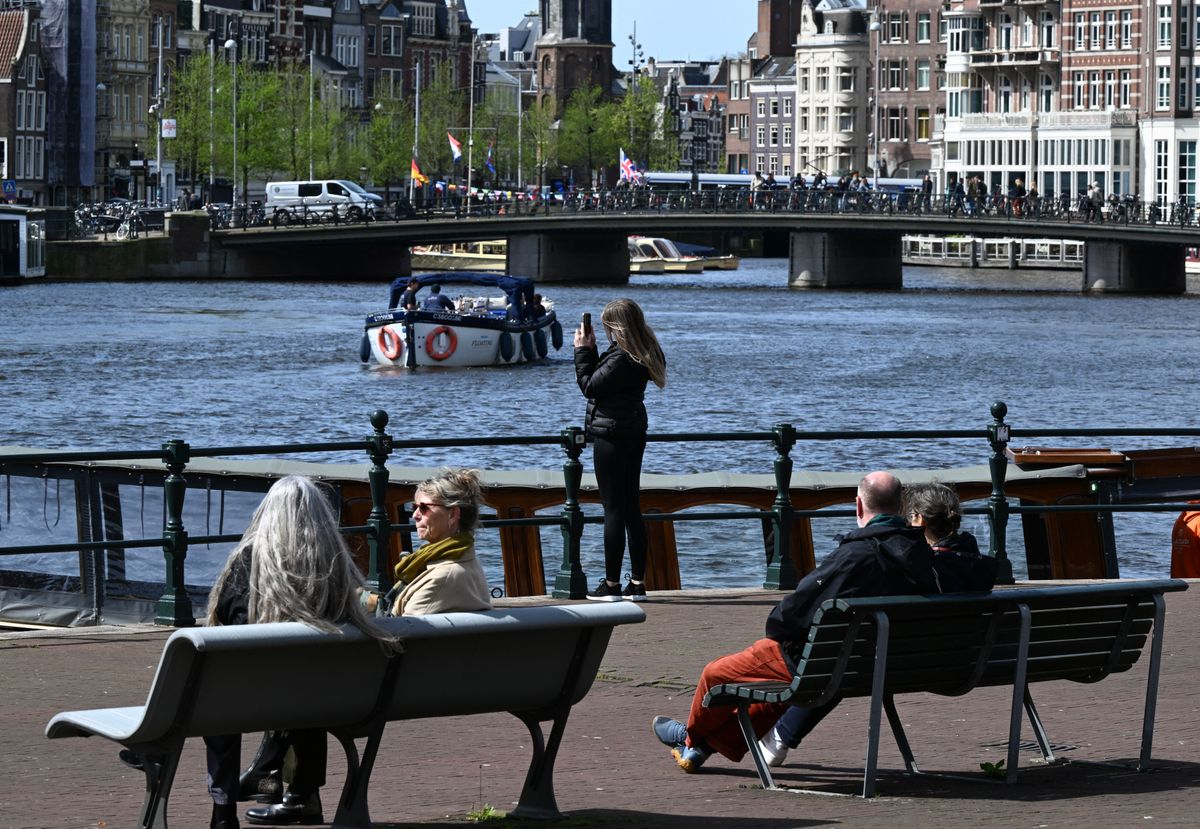 A holland menekültügyi rendszer megbénult: a migránsok késedelmi díjként eurómilliókat kapnak, miközben az ügyhátralék nő.