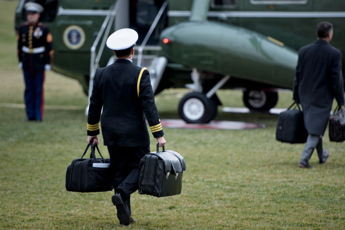 Lejárt az amerikai–orosz START-egyezmény. A nukleáris fegyverek terén megszűnt minden jogi korlát, új fegyverkezési korszak kezdődik.