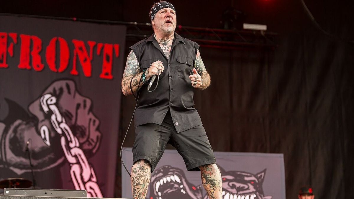 Egykor kábítószerfüggő bűnöző volt, ma már tisztes családapa a Budapesten fellépő legenda