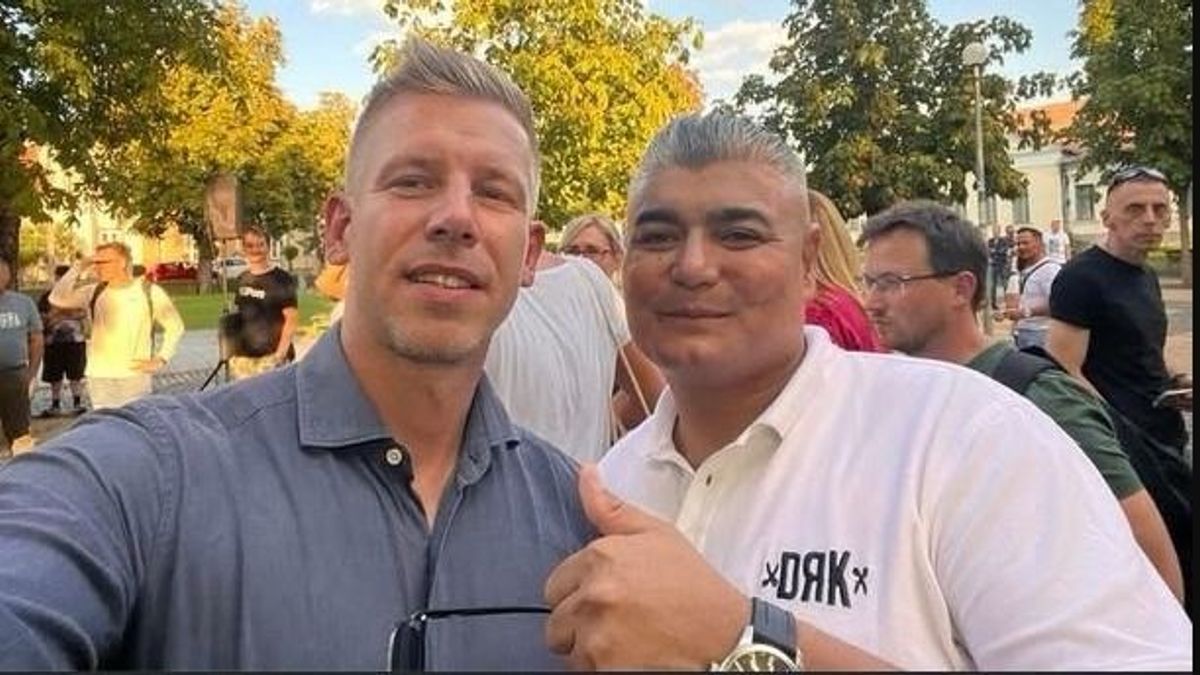 Nem akárkik mellett pózol a tiszás Csík Miklós, aki megverette Pócs János informátorát, miután leleplezte őt