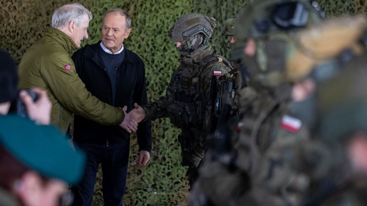 Elszabadult a pokol Lengyelországban: Tusk és Sikorski fröcsögve szidják Magyarországot