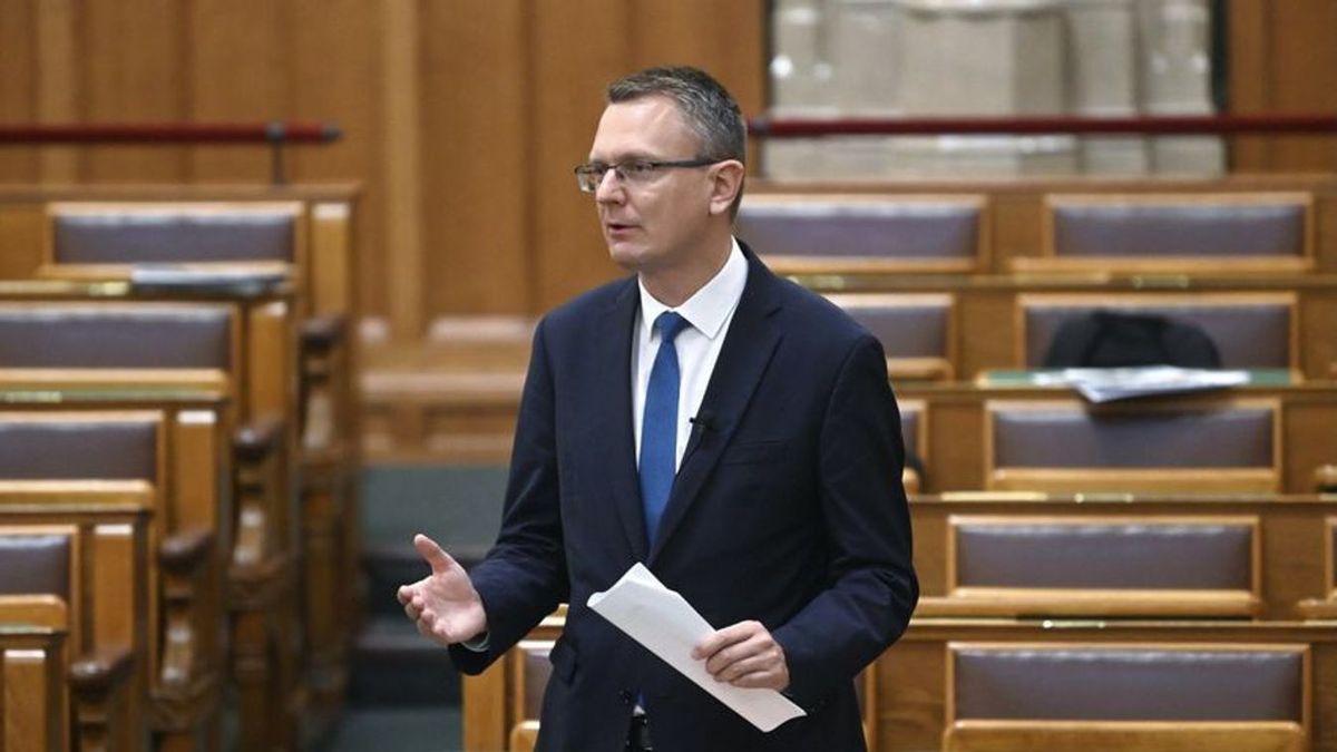 Rétvári Bence teljesen kiakadt Magyar Péterékre: kijelentette, a Tisza propaganda rárontott a katolikus egyházra