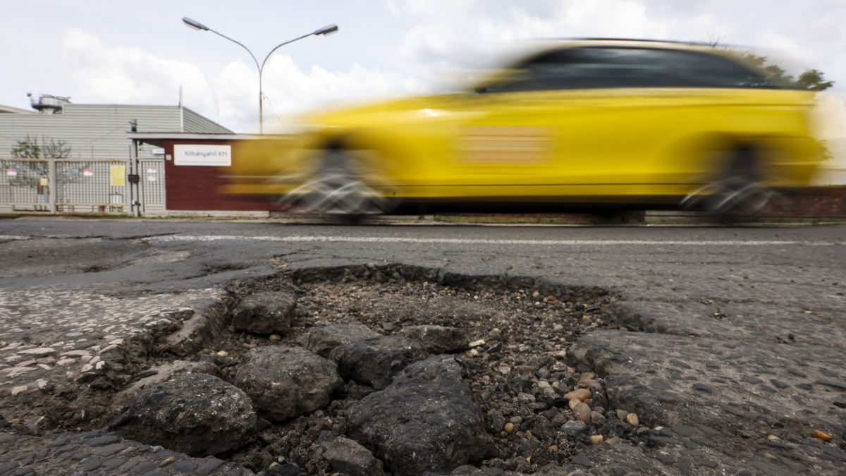 Kátyúk mindenhol, de már látszik a vége: jövő hétre fordulat jöhet az utakon