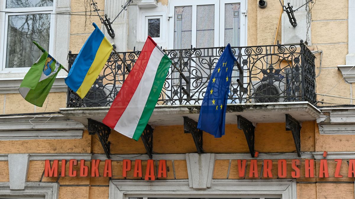 „Tizenhét-tizennyolc órás áramkimaradásokkal élünk együtt” – beszámoló a kárpátaljai helyzetről