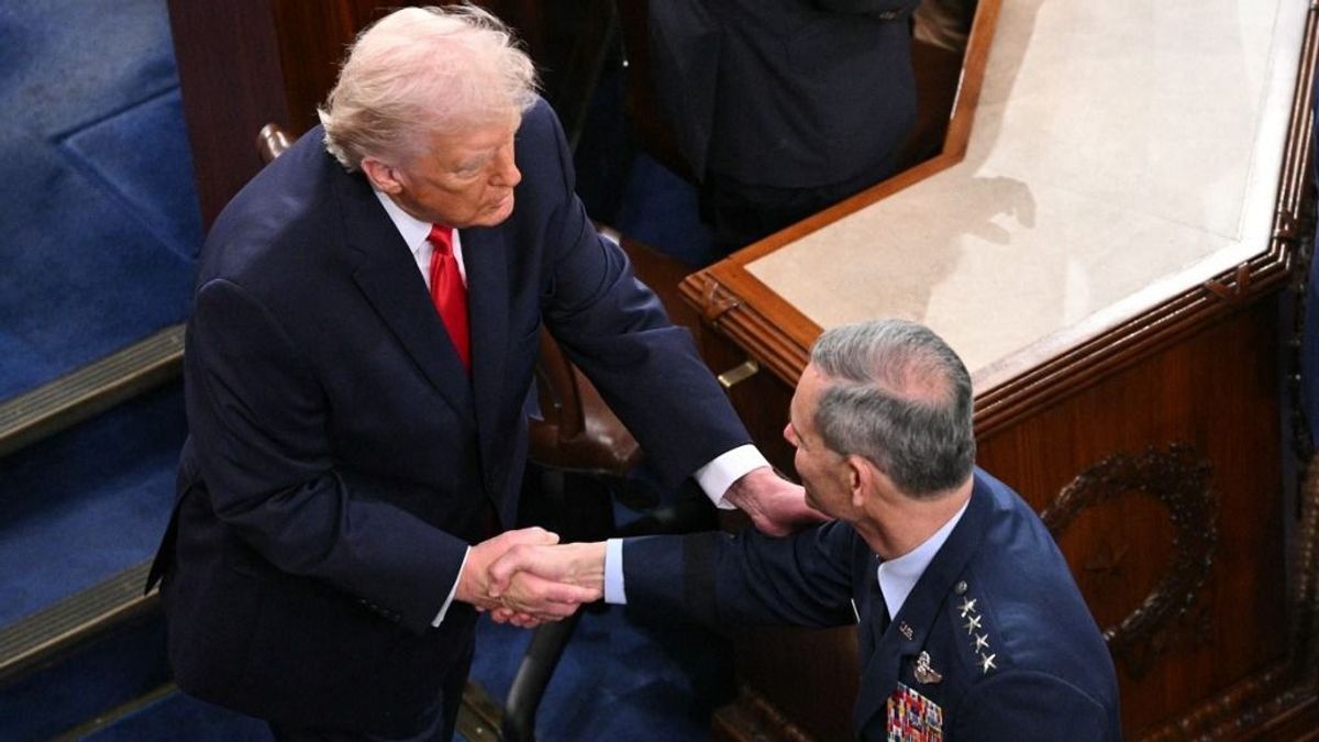 Minden tekintet Washingtonra szegeződik: óriási nukleáris hordozó tart Közel-Kelet felé