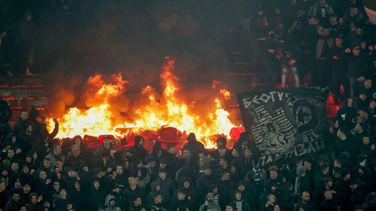 Óriási balhé a volt Fradi-edző csapatának meccsén: lángokba borult a lelátó (VIDEÓ)