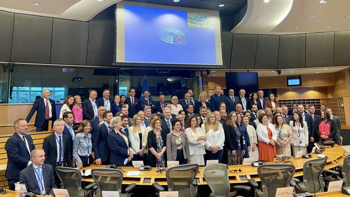 Távozott két képviselő a Patriótáktól