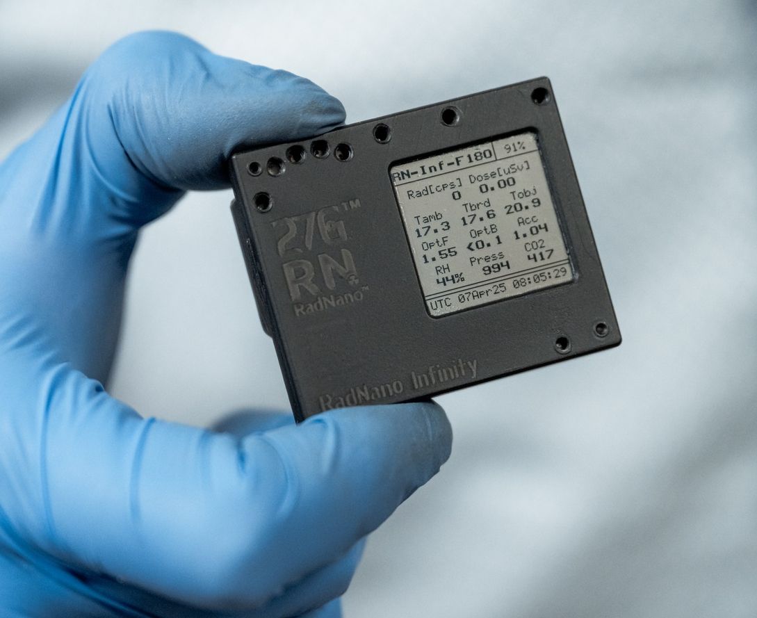 A Pille sugárzásmérő után itt a „trónkövetelő”, a RadNano Infinity, amely sokban lekörözi elődjét