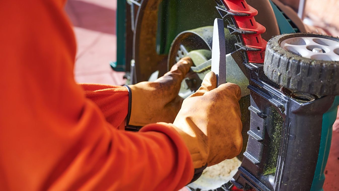 Jön a kikelet, elő a&nbsp;gépekkel!