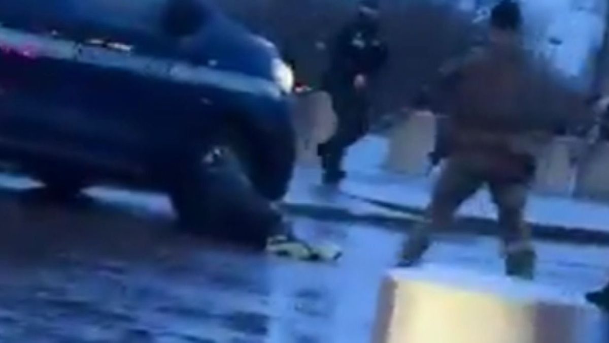 Késsel a kezében támadt rendőrökre egy férfi Párizsban