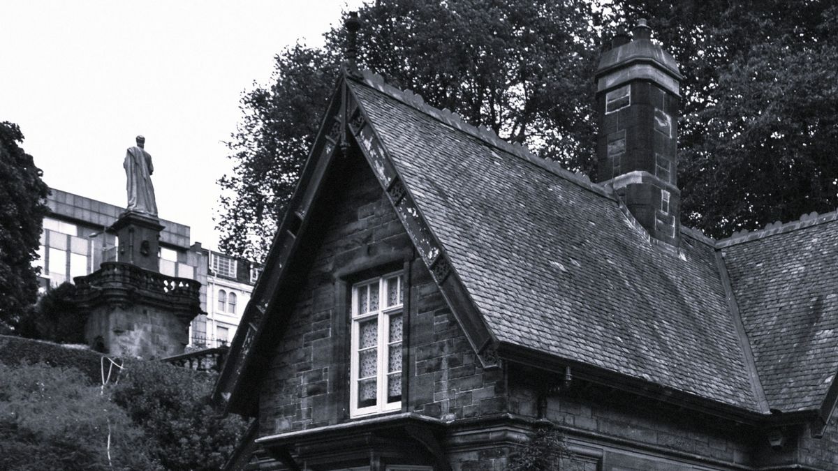 Saját lakásában támadtak rá egy fideszes képviselőre és családjára – az autóját is megrongálták