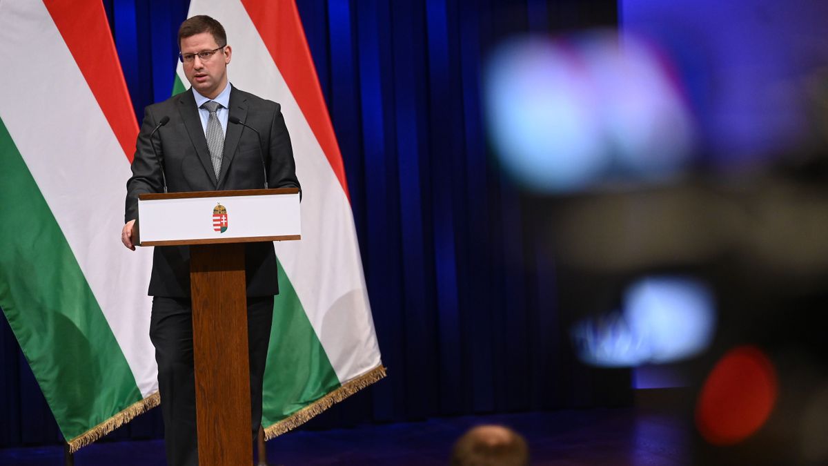 Gulyás Gergely: Zelenszkij és az ukrán vezetés tudatosan fenyegeti a magyar energiabiztonságot – élőben a Kormányinfó