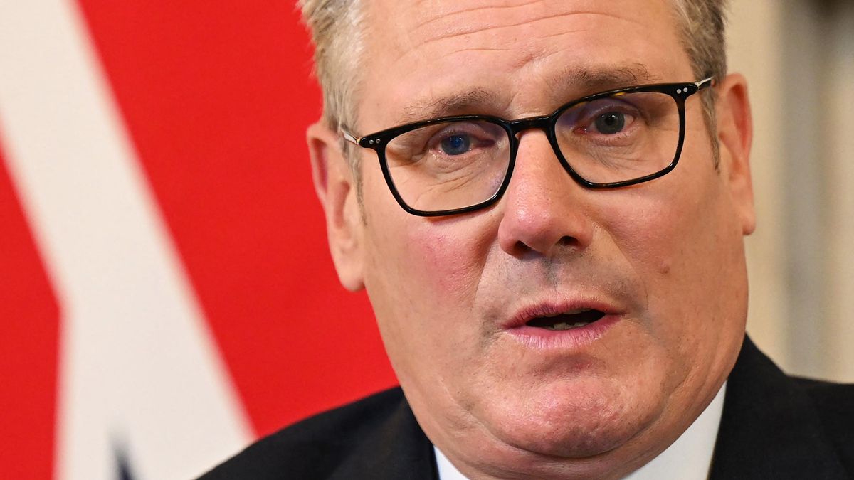 Lemondások és lázadás: saját emberei fordulhatnak Starmer ellen az Epstein-ügy miatt