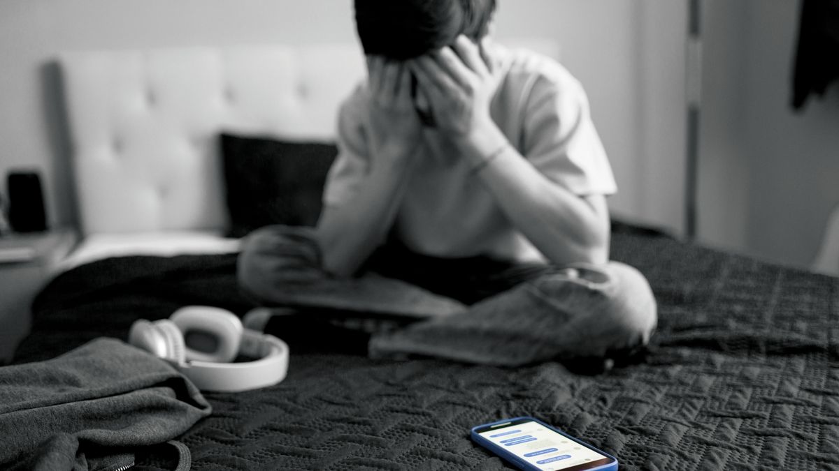 A fiatalok nem érzik jól magukat a bőrükben, és ebben óriási szerepük van az okostelefonoknak – Pöltl Ákos a Mandinernek