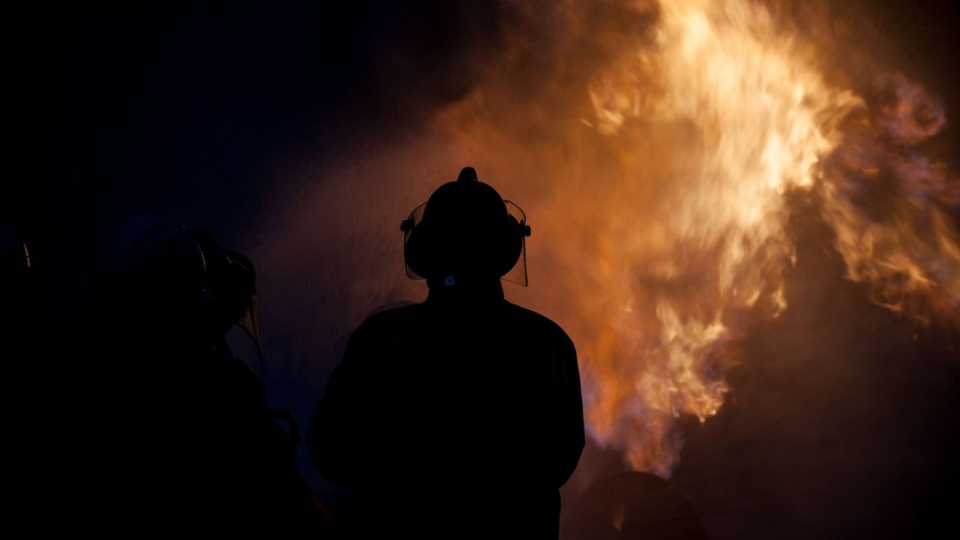 Óriási tűz pusztította el a nápolyi Sannazaro színházat