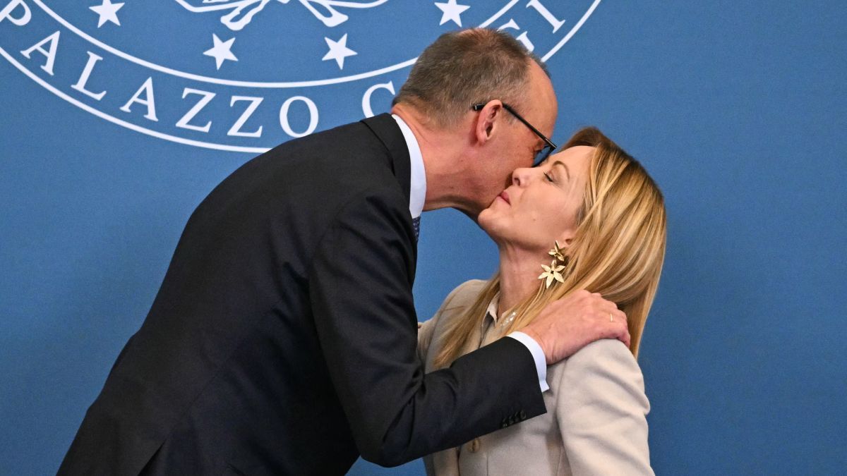 Váratlan szövetséget kötött Meloni, aminek Macron nem fog örülni