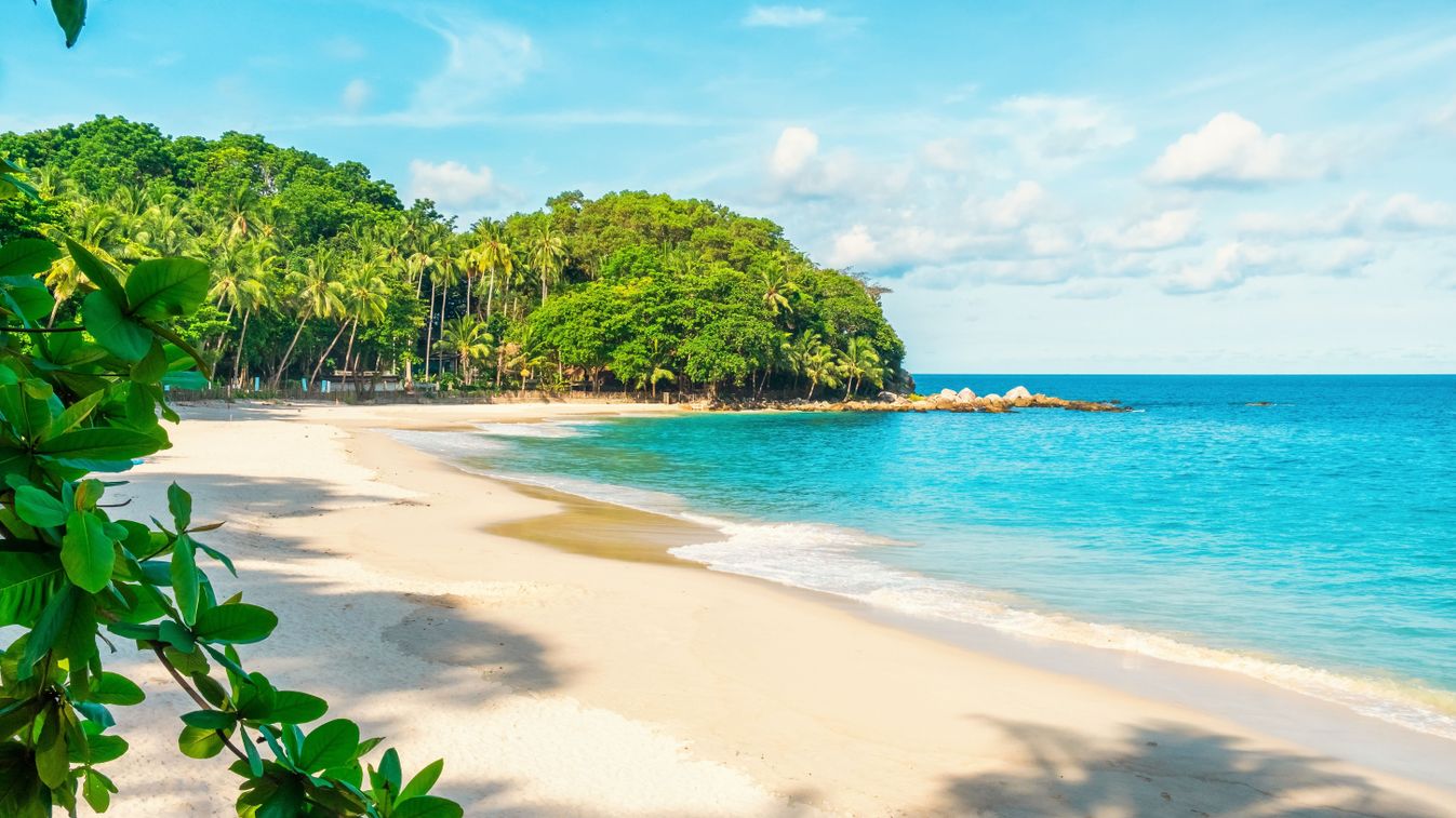 Olajszennyezés érte el Thaiföld több népszerű strandját