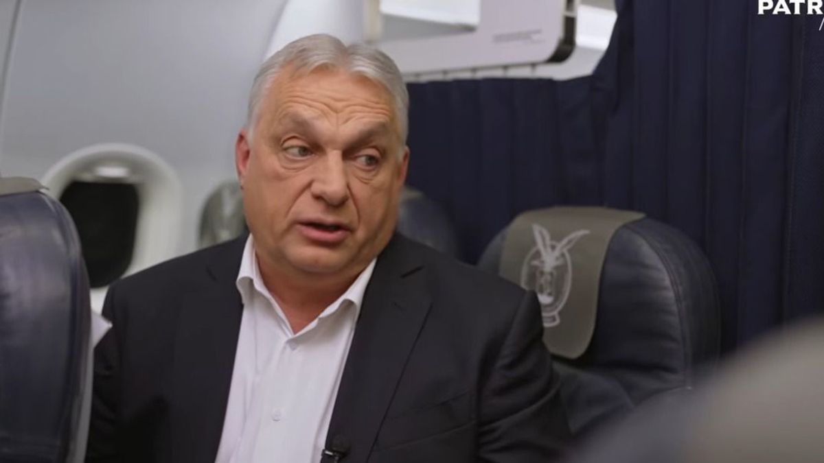Az Európai Unió eldöntötte, hogy háborúba megy – a Brüsszelbe tartó repülőn Orbán Viktor leszögezte: két út áll előttünk (VIDEÓ)