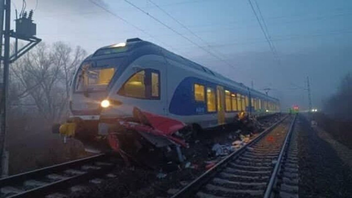 Hajszálon múlott a tragédia: az utolsó másodpercben menekültek meg az utasok a vonat által szétzúzott autóból (VIDEÓ)