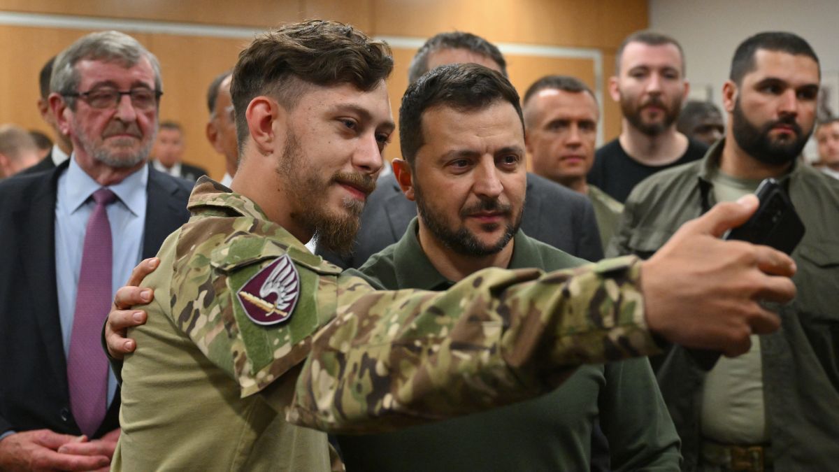 Ukrán sztárszerző leleplezése: így lógott meg a behívó elől fiatalon Zelenszkij