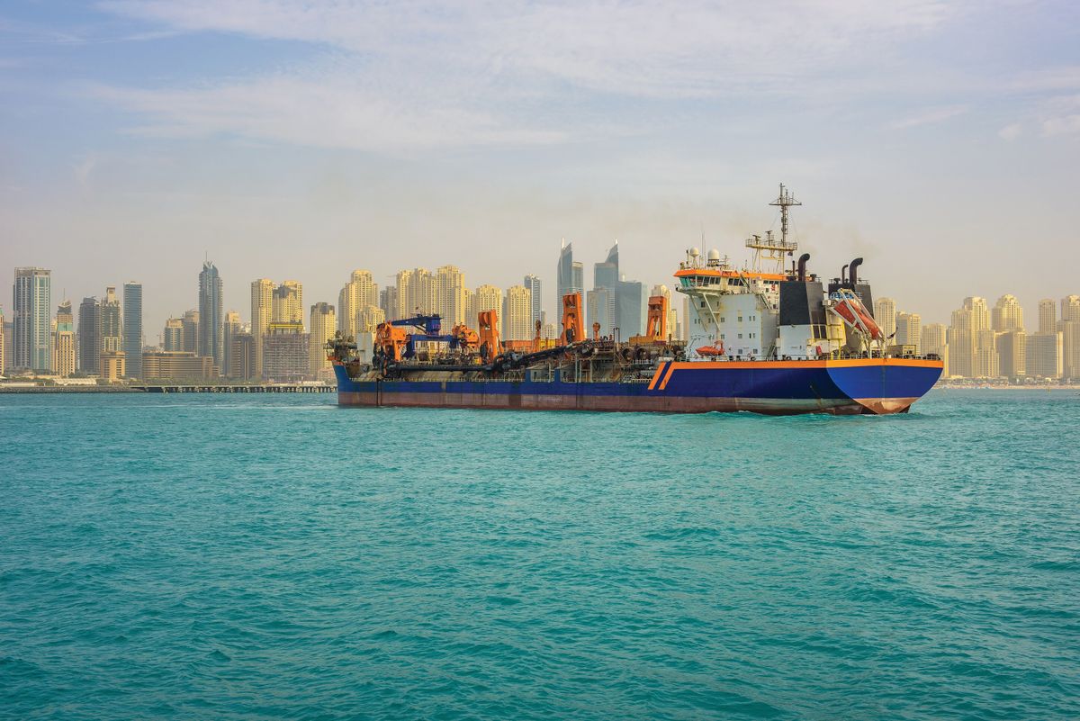 Large,Oil,Tanker,Ship,Leaving,The,Dubai,Marina,Port