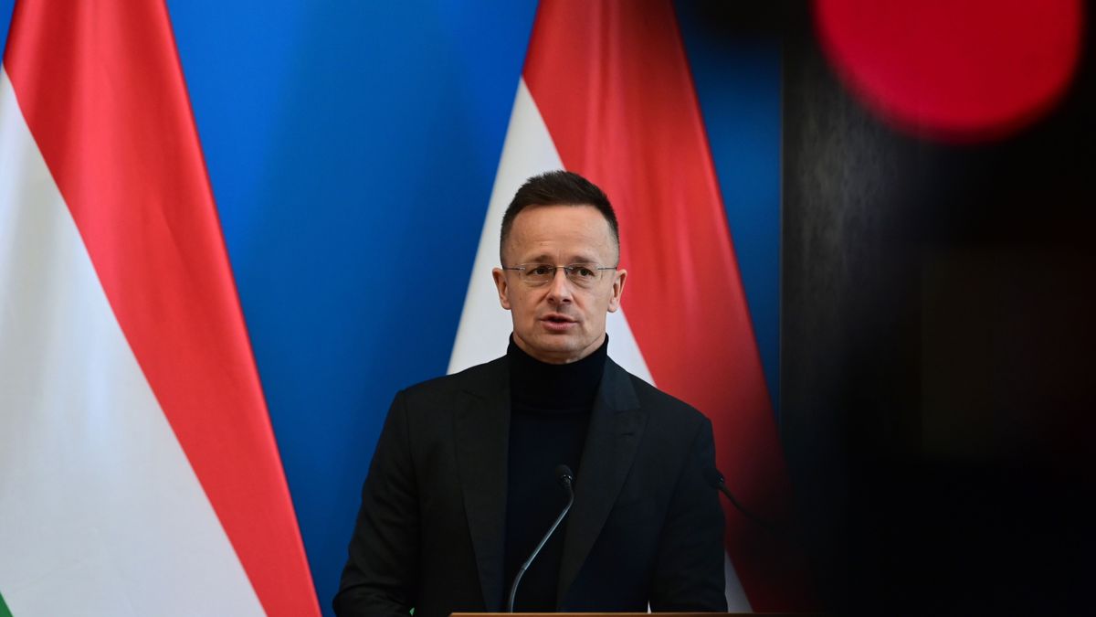 „Nullkilométeres bohóc” – videón, ahogy Szijjártó hanyag eleganciával, kíméletlenül szedi ízekre Magyar Pétert