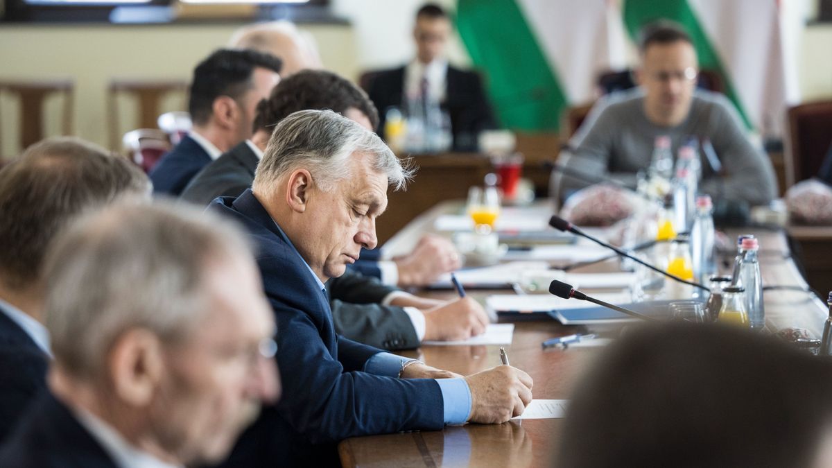 Csak a szokásos menetrend: a Politicóban azzal vádolják Orbánt, hogy nem adná át a hatalmat, ha veszít