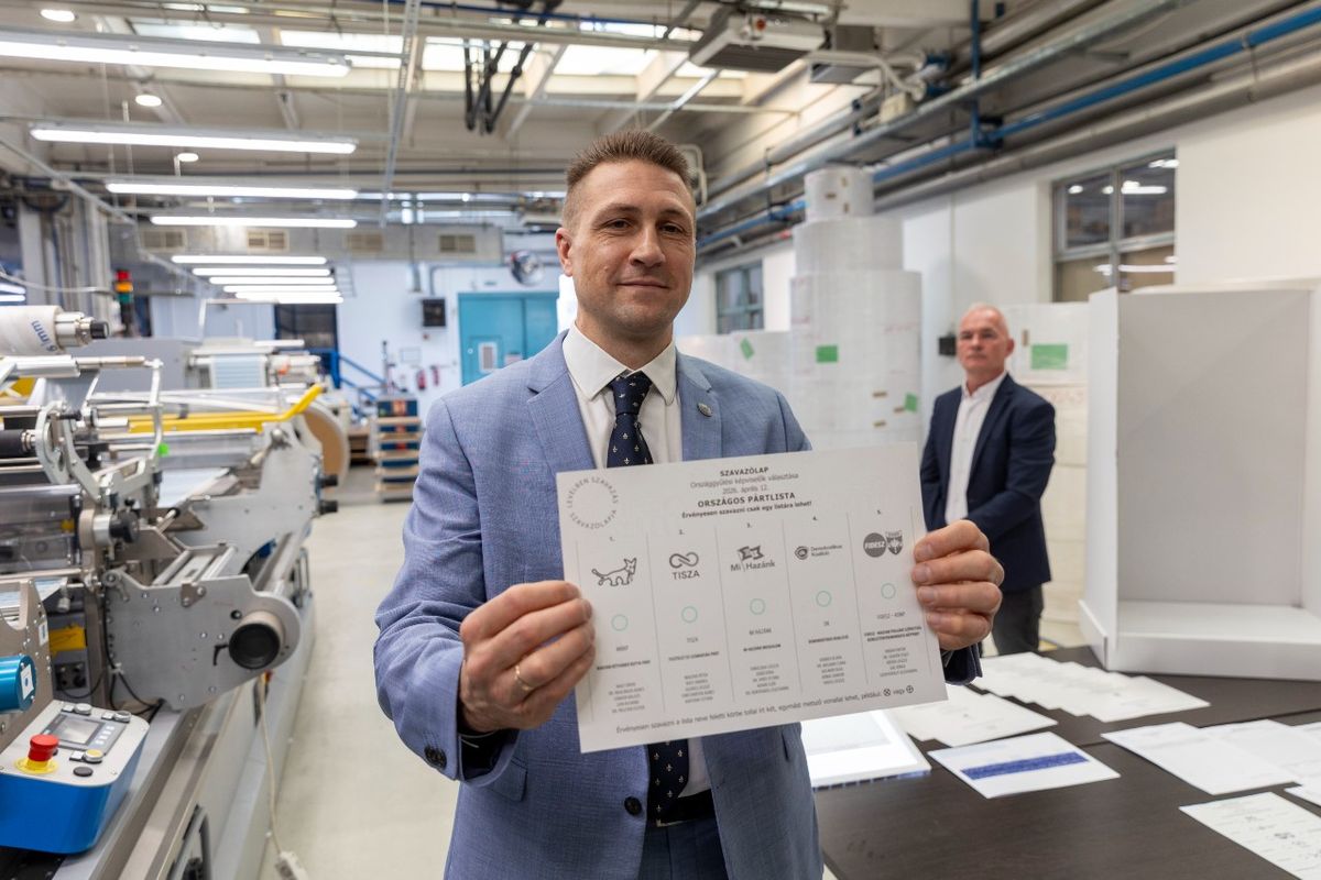 Nagy Attila szavazólappal a kezében. Fotó: Ficsor Márton/Mandiner
