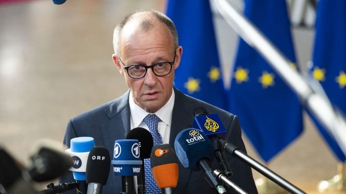 Videón, ahogy a német kancellár levegőnek nézi, majd szó nélkül elsétál a kérdezni próbáló Bohár Dániel mellett