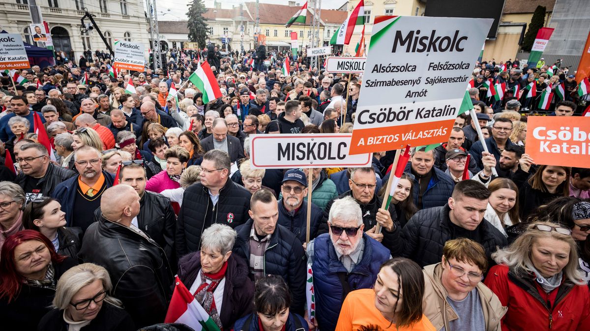 Robog tovább az országjárás: óriási tömeg várja Orbán Viktort Miskolcon – kövesse élőben a Mandineren!