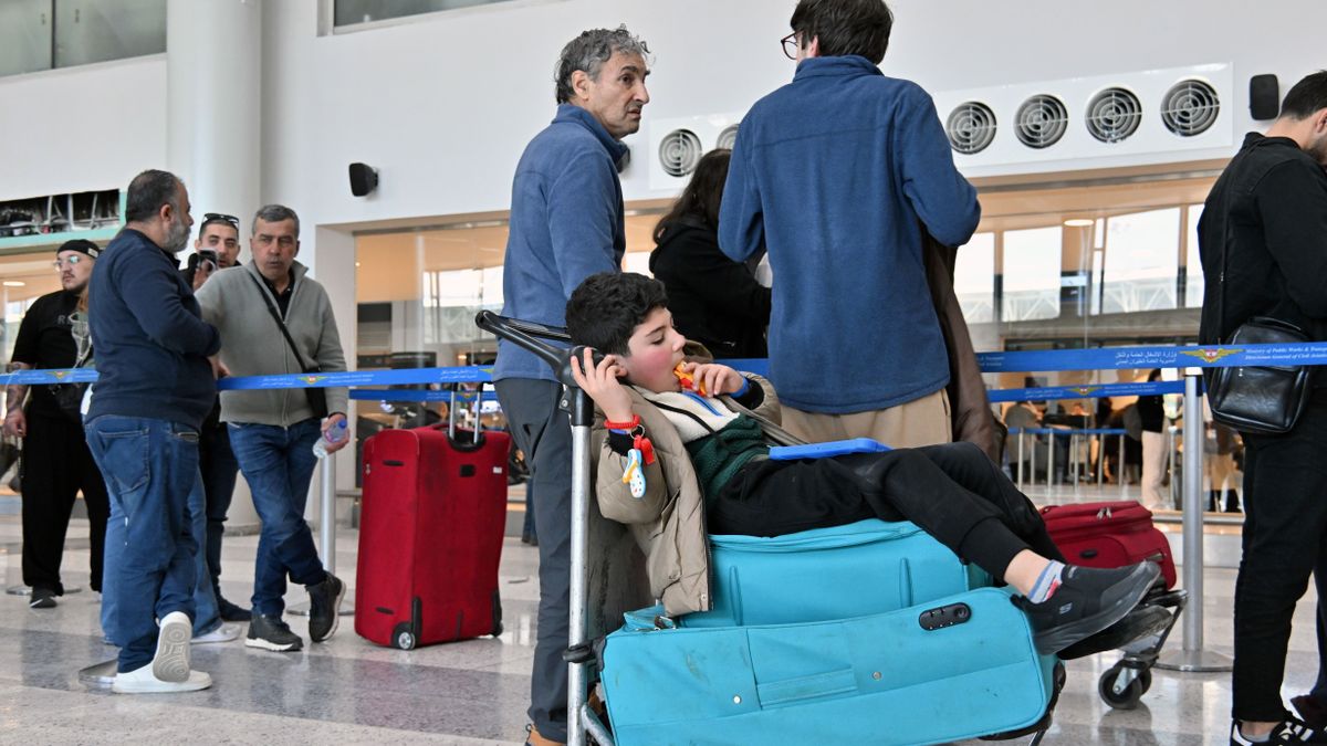 Lezárt légterek és repülőterek – európaiak tízezrei rekedhettek a közel-keleti országokban