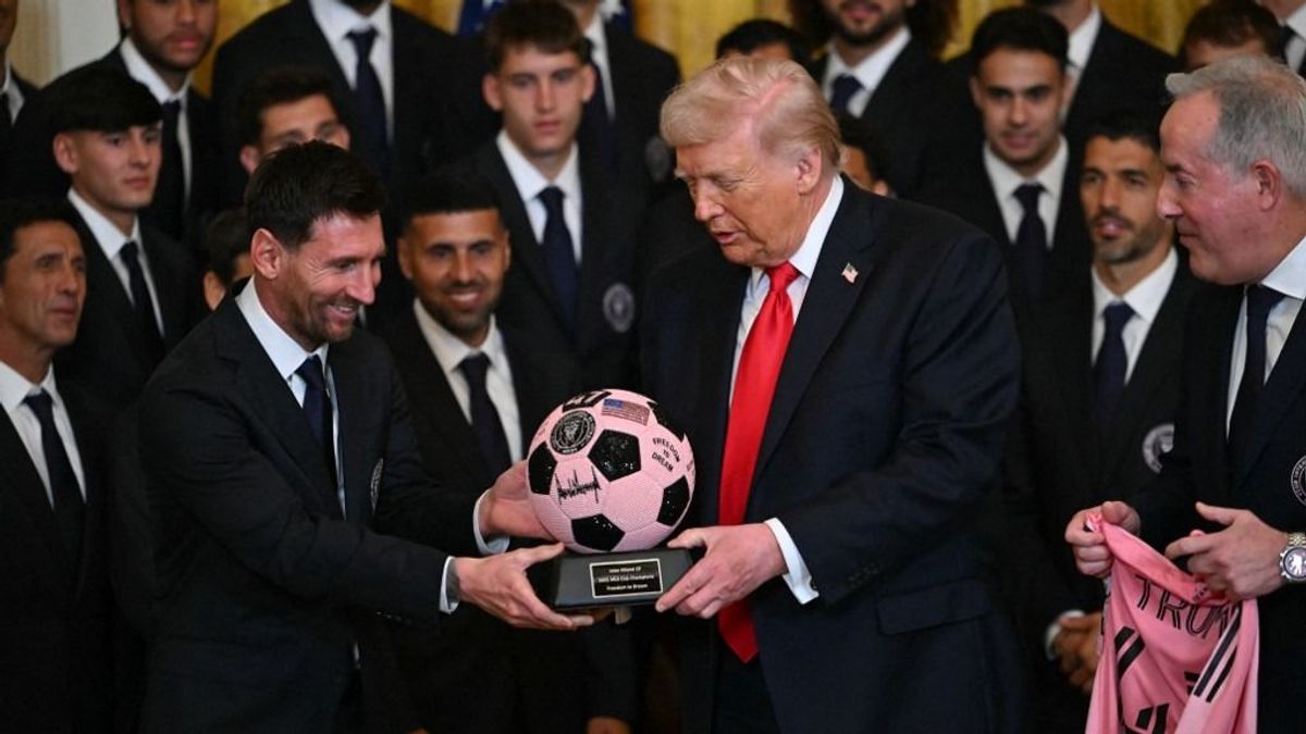Messi különleges ajándékkal érkezett a Fehér Házba: Trump egyetlen kérdéssel felkavarta a futballvilág örök vitáját (VIDEÓ)