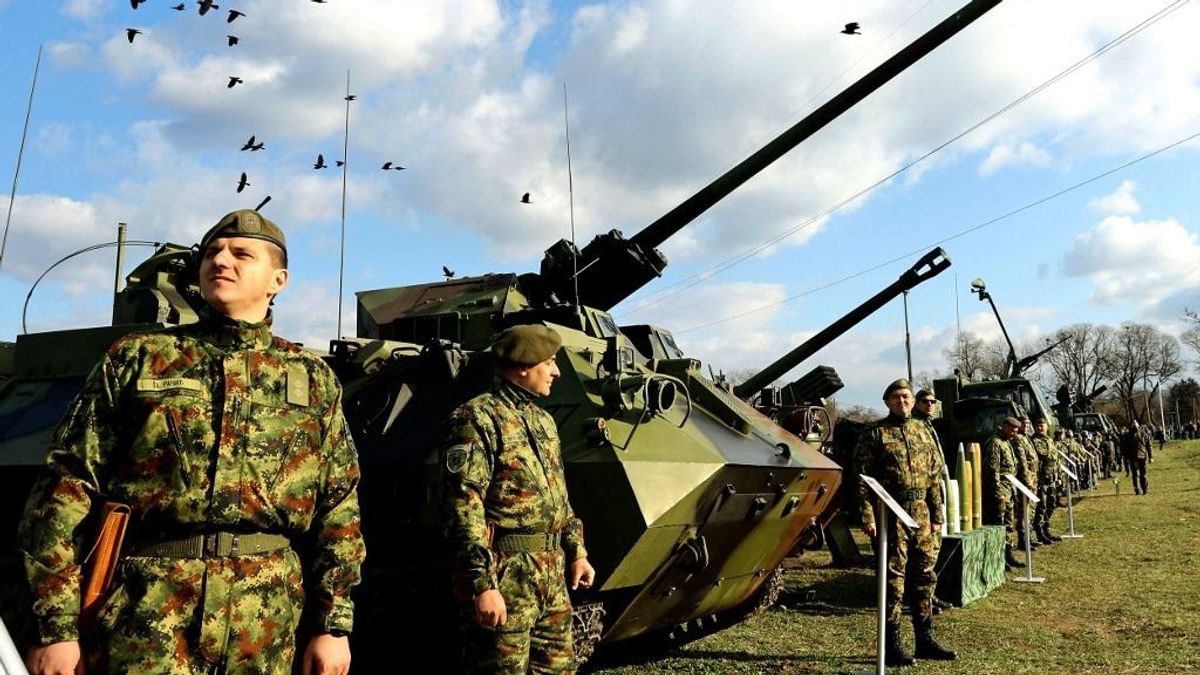 Vucsics katonái felkészültek a harcra: fegyverrel védi Szerbia Magyarország érdekeit