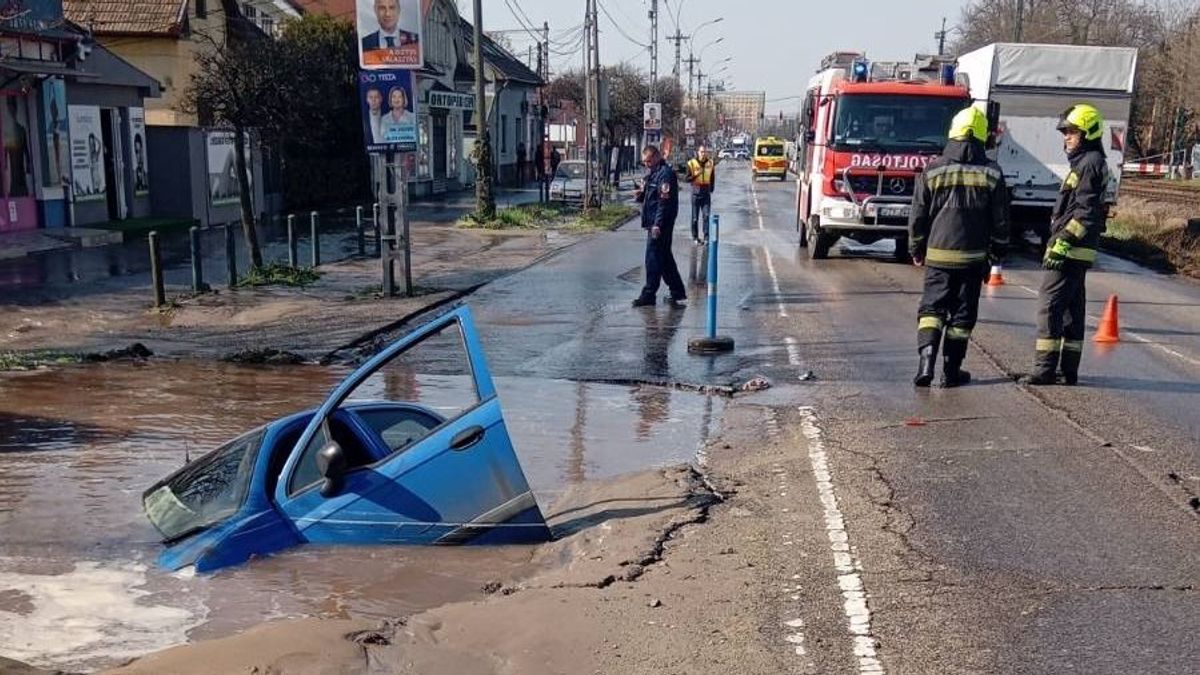 Brutális fotó: beszakadt a jármű egy autó alatt