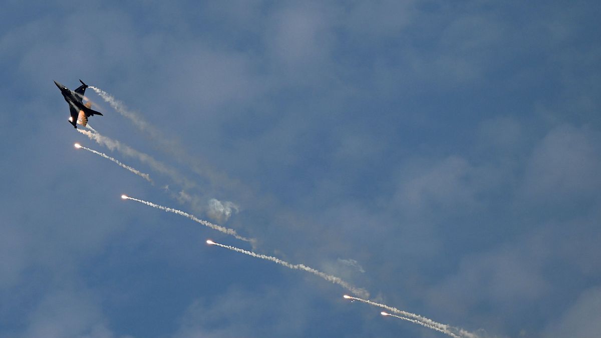 Izzik a levegő, itt az újabb eszkaláció: Törökország F-16-osokkal erősít Cipruson