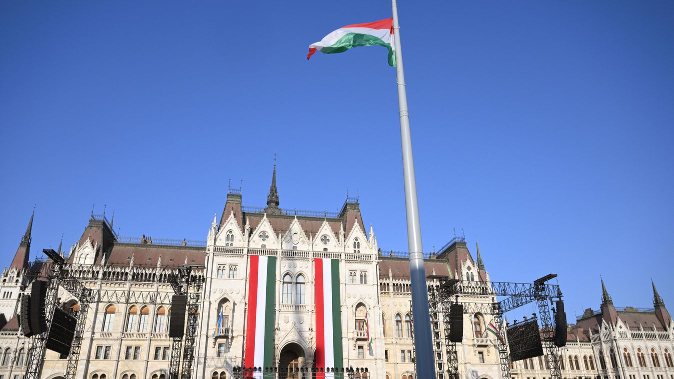 Felvonták a nemzeti lobogót az Országház előtt