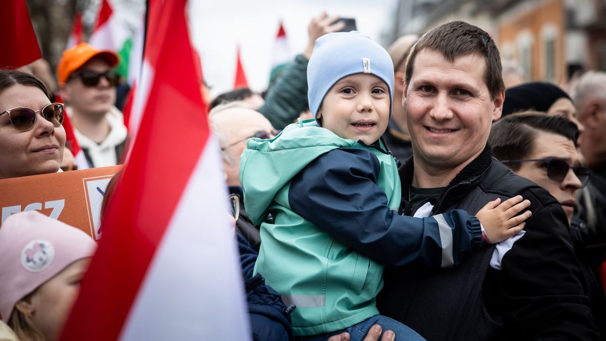 Mosolygós gyermekarcok, magasban a zászlók: Orbán Viktor Hódmezővásárhelyen is feltüzelte a szavazókat