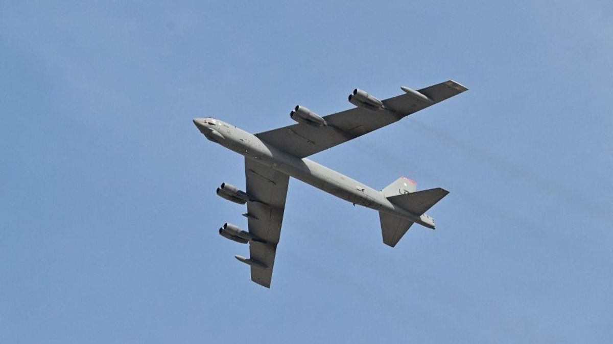 Retteghet az iráni hadsereg: hidegháborút megjárt, amerikai nukleáris bombázó tűnt fel az égen