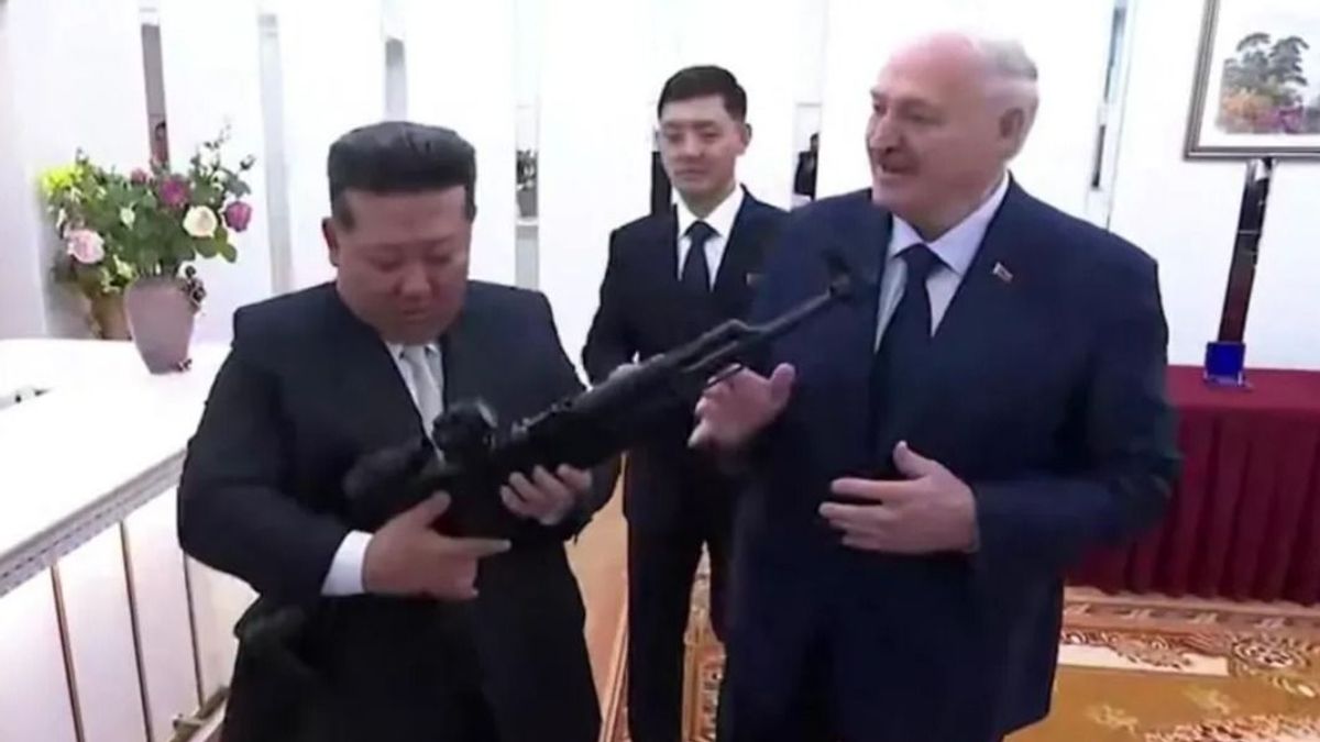 Olyan ajándékot adott Kim Dzsongun kezébe Belarusz elnöke, amivel embert lehet ölni (Videó)