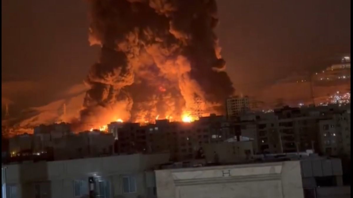 Drámai felvételek: hatalmas lángokkal ég az iráni olajraktár (VIDEÓ)