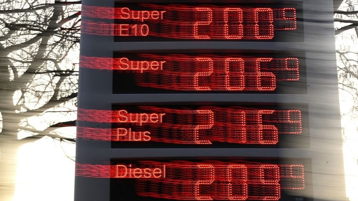 Döbbenetes számok: ezer forintos literenkénti ár jöhet Németországban, a benzinkutasok már rettegnek a dühös vásárlóktól