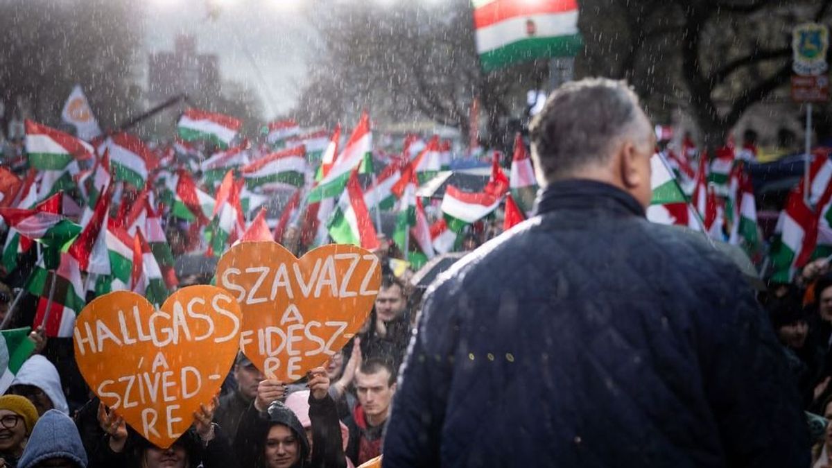 „Hiába esett, maradtak” – telibe kapta a vihar a Fidesz rendezvényét, de ez sem szegte a közönség kedvét