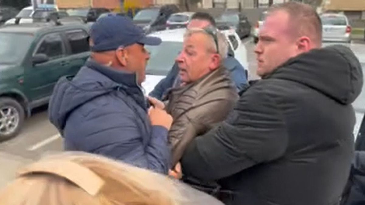 Agresszív tiszás verőemberek rángattak ki egy férfit, aki kérdezni akart Radnai Mark drogbotrányáról (VIDEÓ)