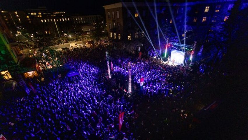 Őrületes tömeg fogadta Orbán Viktort Dunaújvárosban