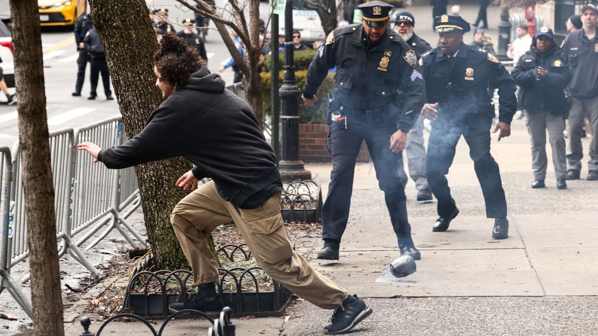 Terrorizmussal vádolják a két férfit, akik robbantani akartak a New York-i iszlámellenes tüntetésen (VIDEÓ)