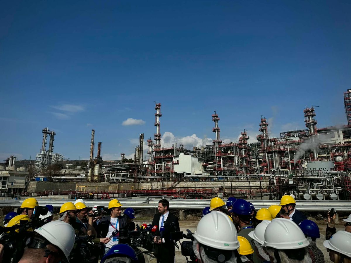 Magyar Levente, a Külügyi és Külgazdasági Minisztérium államtitkára újságírói kérdésekre válaszol az új olajfinomító előtt - Forrás:  Mandiner 