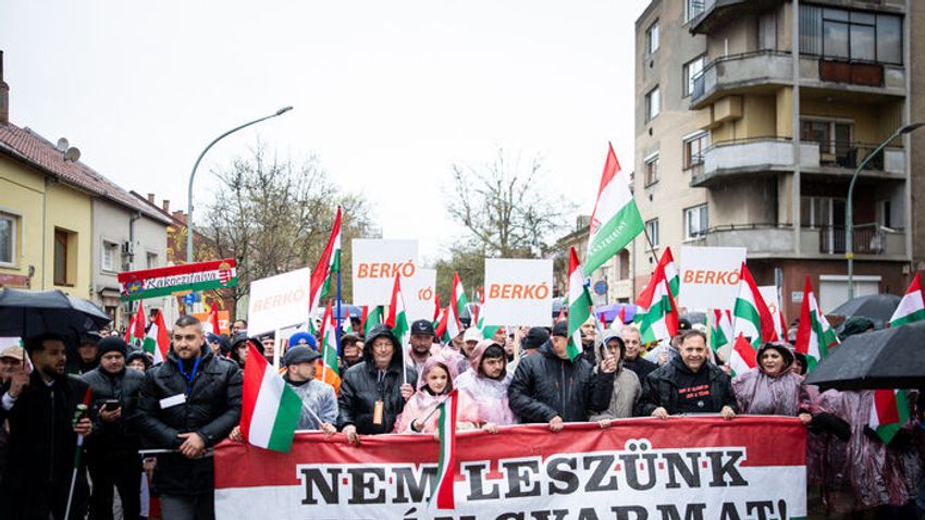 Szolnokon is hatalmas tömeg várta Orbán Viktort