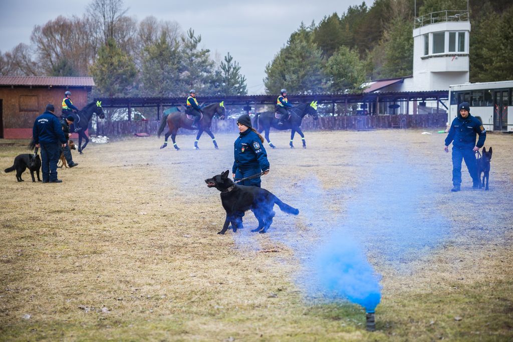 20260210 Sóshartyán
Nógrád vármegyei rendőrfőkapitányság lovas szolgálata
gyakorlat kiképzés lovasrendőrök
Sóshartyáni lőtér

Fotó: Németh András Péter NAP
MW

A képen: K9 kutyás egységgel való közös gyakorlat 
rendőrkutya 
kék füst 