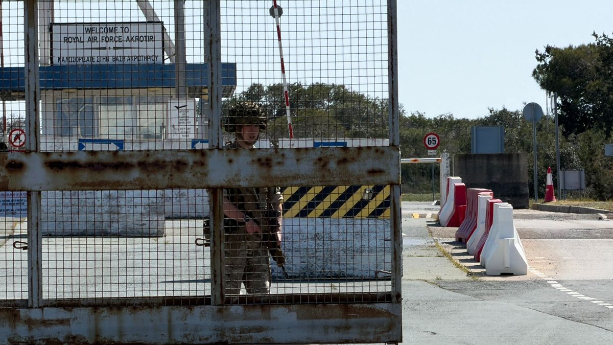 A britek szerint még mindig nem állnak háborúban Iránnal, noha a perzsák lőtték a bázisukat Cipruson