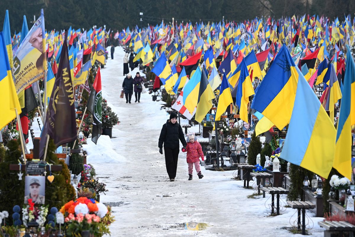 Így néz ki egy katonatemető Ukrajnában. Mi is ezt akarjuk? - Forrás: AFP